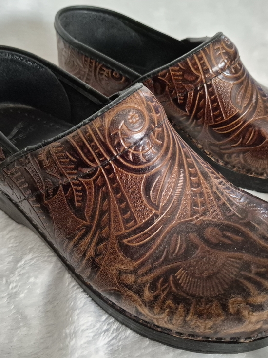 Dansko Shoes - Dansko Tooled Leather Clogs 38 size 7.5 8 Mules Womens Professional Shoes Brown